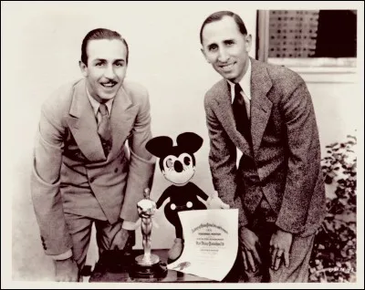 Comment s'appelait le studio d'animation des deux frères avant de s'appeler Walt Disney Compagny ?