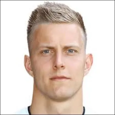 Qui est le gardien titulaire à EA Guingamp ?