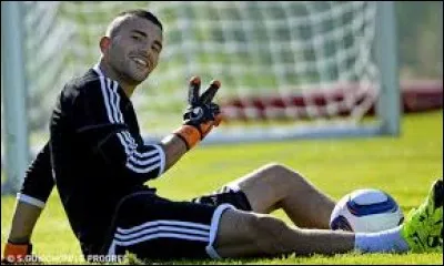 Qui est le gardien titulaire de l'Olympique Lyonnais ?