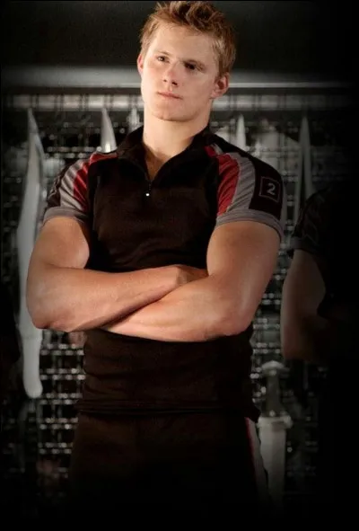 Qui reste dans l'arène à la fin des Hunger Games 1, avant que Peeta et Katniss le tuent ?