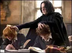 Que fait Rogue  Harry et Ron ?