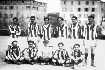 Sur quelle place de la ville se déroulaient les matchs de l'ACA à sa création ?