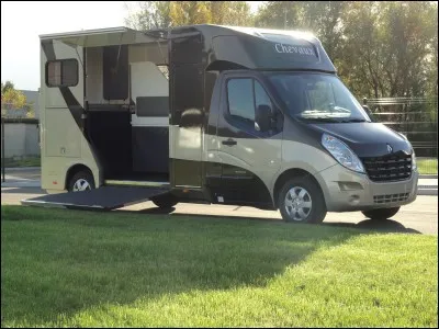 Il ne faut pas mettre de protection à un cheval quand on le déplace en camion.