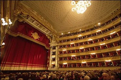 La Scala de Milan fut bombardée en 1943 et ne rouvrit qu'en 1946.