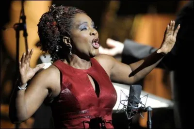 Quel terme qualifie une voix virtuose apte à réaliser des vocalises complexes, par extension des voix de femme.