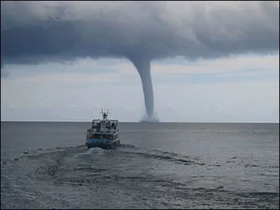 Comment appelle-t-on une tornade sur l'eau ?