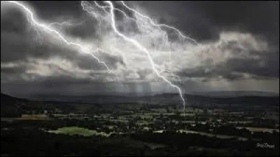 Aux États-Unis, combien y a-t-il de tornades par année en moyenne ?