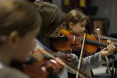Dans ce film, par un malheureux concours de circonstances, cet enfant a perdu ses parents, c'est son incroyable don pour la musique qui lui permettra de les retrouver !