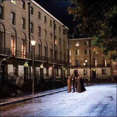 Dans "Harry Potter et les reliques de la mort", les trois amis vont au square Grimmaud dans :