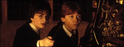 Dans "Harry Potter à l'école des sorciers", que se passe-t-il dans le chapitre "Duel à minuit" ?