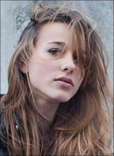 Elisa a un tatouage sur le poignet droit, mais qu'est-ce qu'y est écrit ?