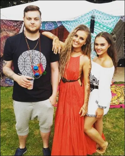 Elle a une soeur et frère qui sont :