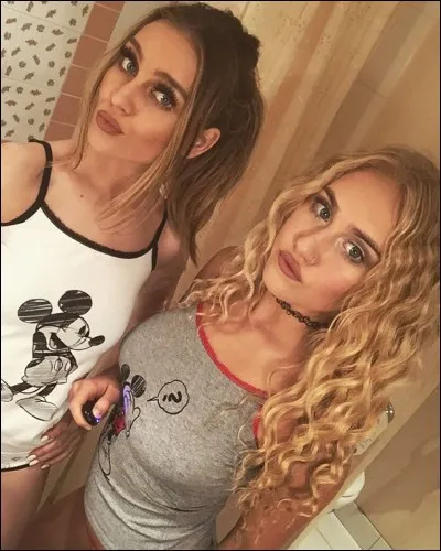 Avec qui est-elle sur cette photo ?