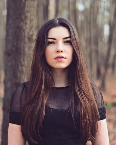 Qui est cette youtubeuse de 17 ans ?