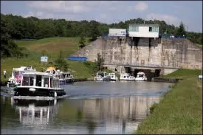 Nous naviguons paisiblement sur le Canal de la Marne au Rhin jusqu'à la grande écluse de Réchicourt-le-Château. Nous sommes en Lorraine, dans le département ...