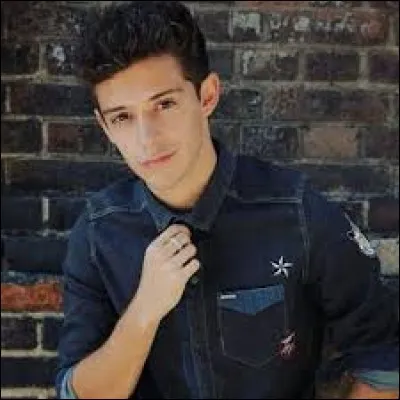 (Saison 2) Matteo voudra avouer ses sentiments à Luna mais il croira qu'elle est en couple avec Sebastián et qu'il est trop tard.