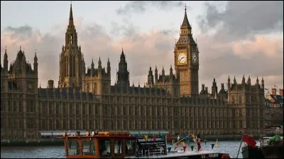 Quel est l'utilité du palais de Westminster, qui est juste à côté du monument de la première question ?