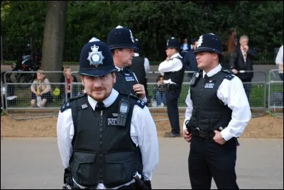 Comment les Londoniens appellent-ils les policiers ?