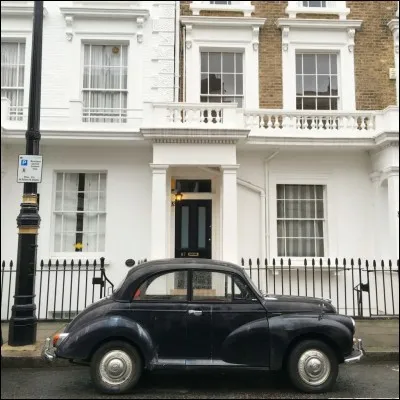 À Londres, dans les voitures, de quel côté se situe le volant ?