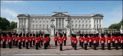 Comment s'appelle l'endroit où la reine Elisabeth II réside tout l'hiver ?