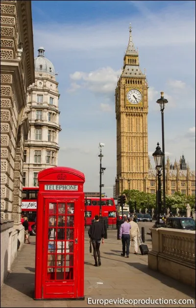 De quelle couleur sont la plupart des cabines téléphoniques ?