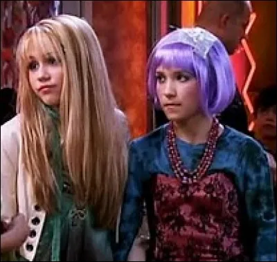 Qui est la fille avec la perruque ? Attention, question piège.