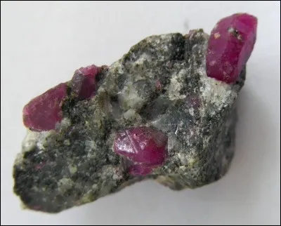 Quel est le minéral dont la dureté sur l'échelle de Mohs est de 9,5 ?