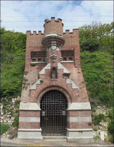 Mystérieuse, envoûtante, où mène cette porte du Moulinet de style moyenâgeux que l'on peut voir sur les hauteurs d'Ault ?