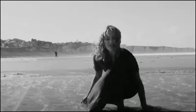 Un coup de projecteur en 2020 pour la plage d'Ault-Onival à l'occasion de l'enregistrement d'un clip pour la chanson "Comment est ta peine" . Quel est le nom de ce chanteur français accompagné d'une jeune actrice qui a su mettre en valeur la station balnéaire de Ault ?