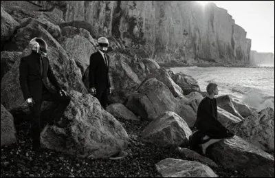 Le célèbre photographe Peter Lindbergh séduit par la plage de galets et les falaises de Ault est venu à deux reprises en 2013 et 2015 pour mettre en scène un groupe de stars planétaires. Quel est le nom de ces stars dissimulées sous des casques bien singuliers ?