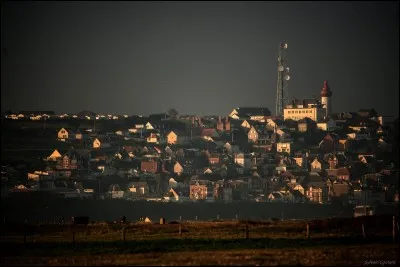Situé sur le terrain militaire du sémaphore, le phare d'Ault et ses 106 m de hauteur a été mis en service en quelle année ?