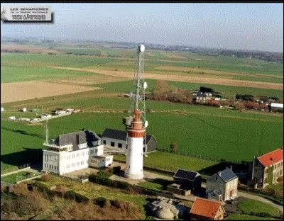 Actif du lever au coucher du soleil, quelle est la mission première du sémaphore d'Ault qui dépend de la marine nationale ?