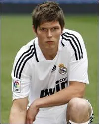 Dans quel club volue actuellement ce joueur?