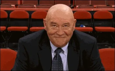 Comment s'appelle le coach de l'équipe des Ravens ?