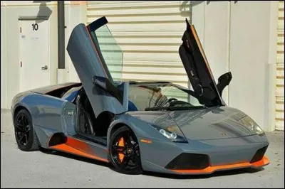 Est-ce que cette voiture est une Lamborghini ?