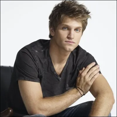 Changeons de série, voici les acteurs de la série "Pretty Little Liars".
Qui est-ce ?