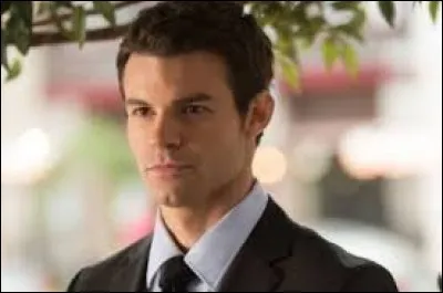 Quel est le nom de famille que se donne Elijah pour rencontrer Jena ?