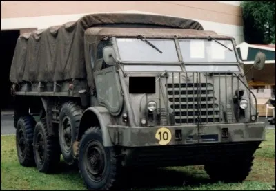 De quelle marque est ce camion militaire ?