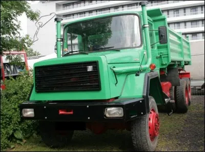 Quelle est la marque de ce camion ?