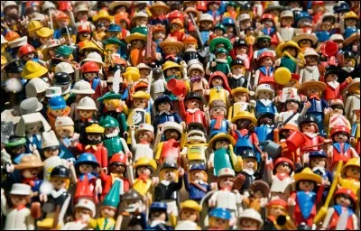 Quand tu joues aux Playmobil, aux Barbies ou aux figurines, quelle histoire inventes-tu ?