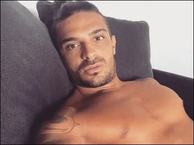 Quel est le pseudo officiel Twitter de Julien Tanti ?