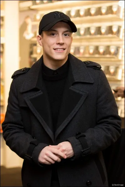 Quel est le pseudo officiel Twitter de Loïc Nottet ?