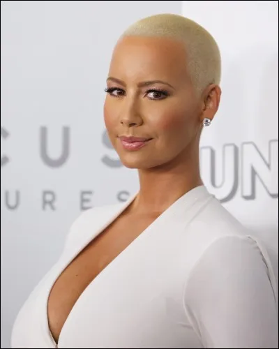 Quel est le pseudo officiel Twitter d'Amber Rose ?