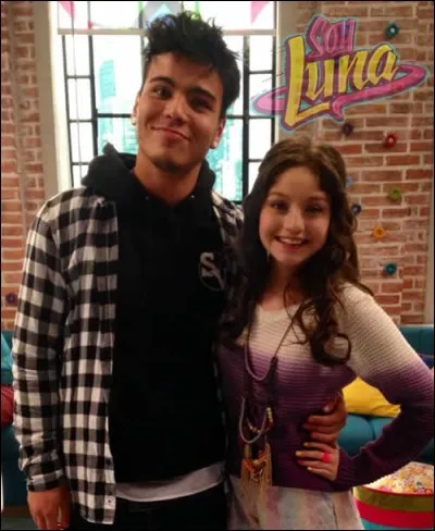 Qui est le garçon à côté de Luna ?