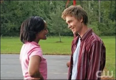 Comment s'appelle l'amie que retrouve Lucas lorsqu'il accompagne Peyton chez Ellie?