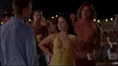 Que dit Lucas à Brooke lors de la fête sur la plage de l'épisode 2 ?