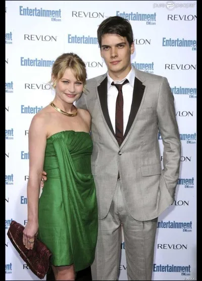 Le mari de Emilie de Ravin s'appelle Joshua Janowicz et joue dans OUAT.