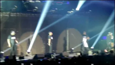 Quel groupe de rap chante "Casquette à l'envers" ?