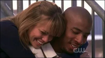 Quel personnage de série Haley imite-t-elle lors du cours pour apprendre à se connaître en 1h ?