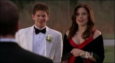 Qu'est-il marqué en ultra-violet sur la robe rouge de bal de promo de Brooke ?